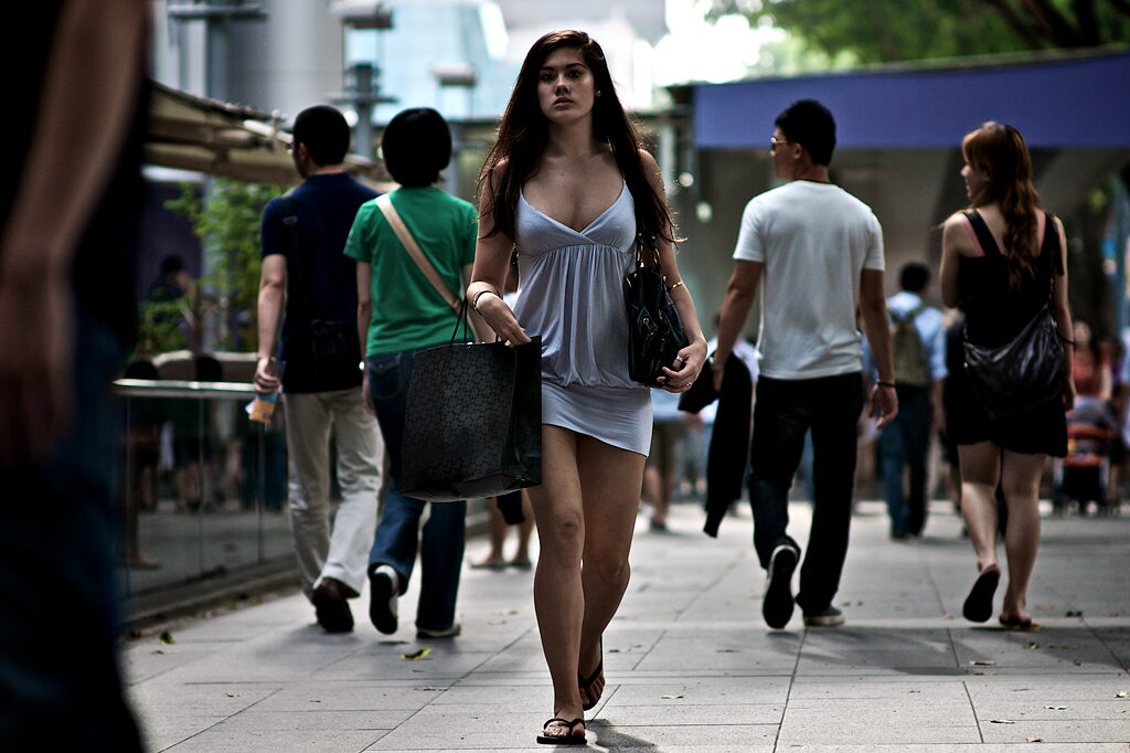 Парень прогуливаясь по магазину снимает женщин в коротких платьях